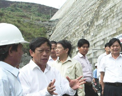 Le Phuoc Thanh (2nd, L), chairman of Quang Nam Province inspects Song Tranh 2 Hydropower Plant on April 18 (Photo: SGGP) Le Phuoc Thanh (2nd, L), chairman of Quang Nam Province inspects Song Tranh 2 Hydropower Plant on April 18 (Photo: SGGP)